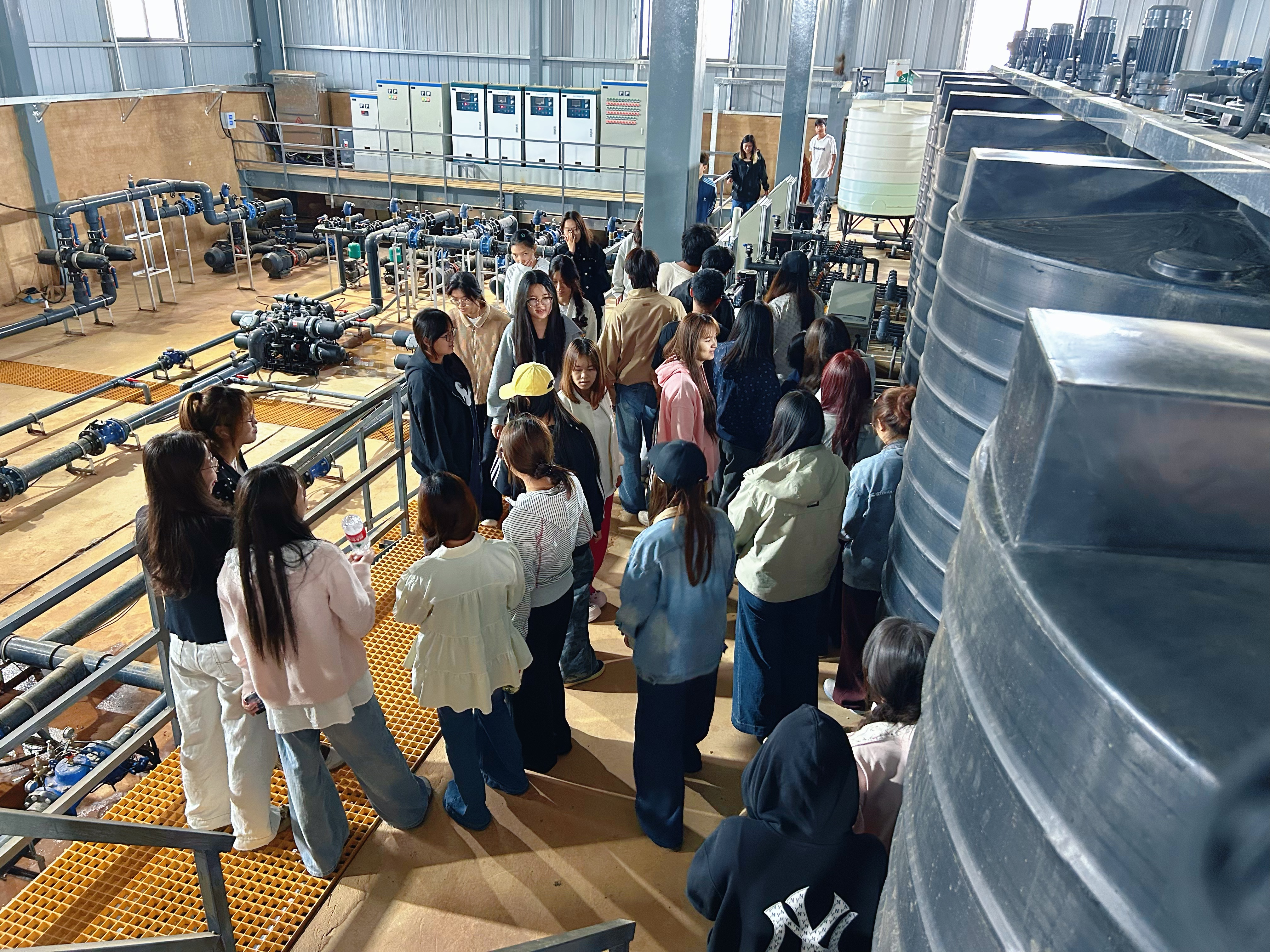 深化产教融合 践行知行育人——云安农文旅产业学院师生走进蓝莓基地开展实地研学实践